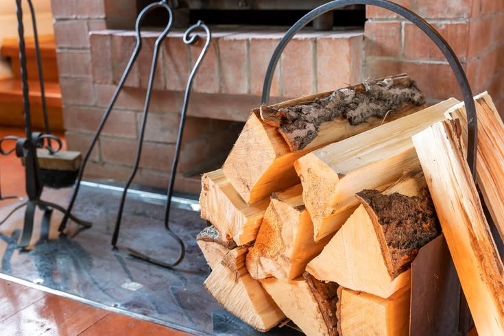 Brennholz neben dem Kamin